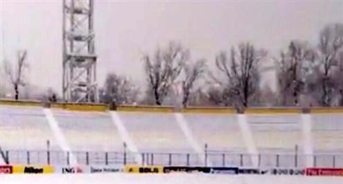 بالصور.. الثلوج تؤجل مباراة الكويت ولوكوموتيف إلى الأحد 